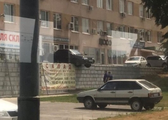 В Харькове водитель отличился "божественной" парковкой: фото