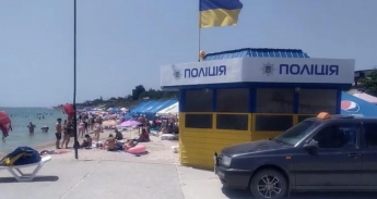 В Кирилловке полицейский пункт установили прямо на центральном пляже (фото)
