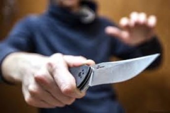 В Мелитополе грабитель с ножом напал на сотрудницу 
