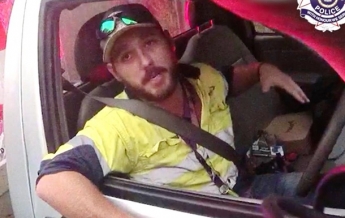 Австралиец превысил скорость из-за ядовитой змеи в авто (видео)
