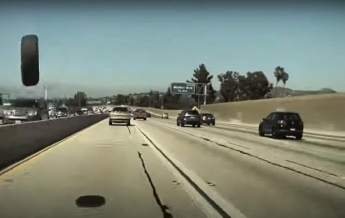 Tesla на автопилоте увернулась от летящего колеса (видео)