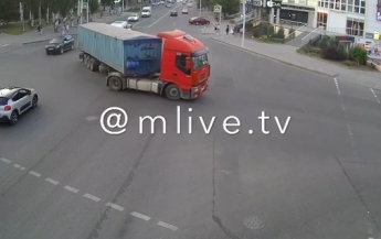 Водитель многотонника наплевал на запреты и проехал по центру Мелитополя - полиция умника заметила (видео)