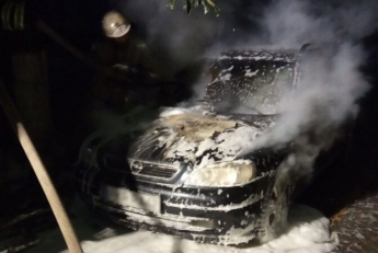 В Кривом Роге на остановке загорелся автомобиль: видео