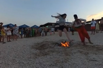 На пляже в Кирилловке курортники через костер прыгали (видео)