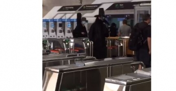В Киеве мужчина нашел необычную замену маске - в метро были удивлены все