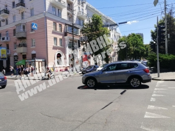 В Днепре на Яворницкого Volkswagen врезался в BMW: видео момента ДТП