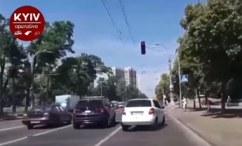 В Киеве водитель рванул на красный - и это едва не стоило жизни пешеходу, видео
