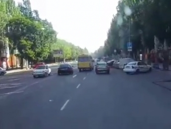 Маршрутчик в Мелитополе шокировал маневром - под угрозой были жизни пассажиров (видео)