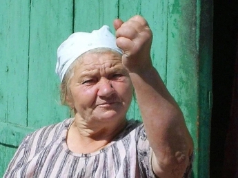 В Мелитополе пенсионерка крыла матом соседку и пошла под суд