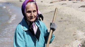 В Бердянске 75-летняя старушка бесплатно чистит пляжи от водорослей и медуз (фото)