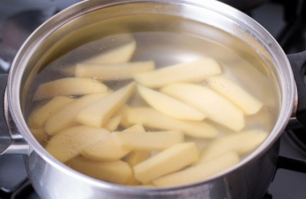 Почему не нужно выливать воду после варки картофеля