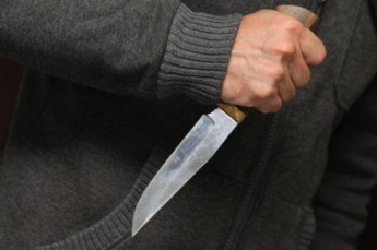 Громко разговаривали: в Киеве мужчина с ножом набросился на подростков