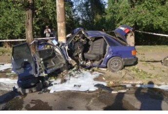 На Днепропетровщине автомобиль Audi врезался в столб: водитель погиб на месте (фото,видео)