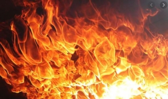 Пламя охватило крышу, валит дым: в Одессе вспыхнул сильный пожар в многоэтажке, видео