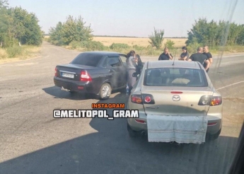 На выезде из Мелитополя в аварию попали две легковушки (фото)