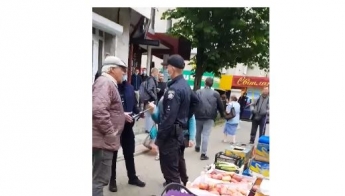 В Черновцах "копы" заломили пенсионеру руки посреди улицы - это видео визвало скандал