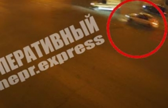 В Днепре на Слобожанском проспекте Daewoo врезался в Fiat: видео момента ДТП