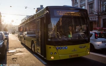В Киеве на ходу "развалился" автобус (видео)
