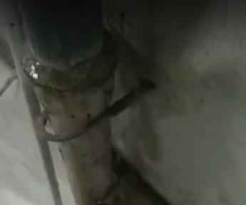В Мелитополе из-за забитого ливнеотвода дождь пошел в подъезде многоэтажки (видео)