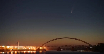 Над Украиной пронеслась яркая комета. Впечатляющие фото светила
