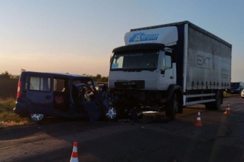 В Херсонской области микроавтобус врезался в грузовик: погибли два человека
