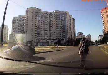 В Киеве парень отметился опасной выходкой на дороге: видео