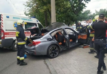 В Днепре на Набережной Победы BMW на скорости врезался в столб: водитель погиб (фото)