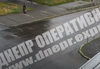 В Днепре на Святослава Храброго Chevrolet сбил женщину на пешеходном переходе: видео момента аварии
