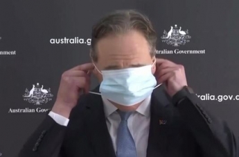 В Австралии министр оконфузился с маской (видео)