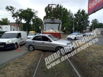 В Днепре на Юрия Савченко Daewoo врезался в трамвай: мужчину госпитализировали (фото)