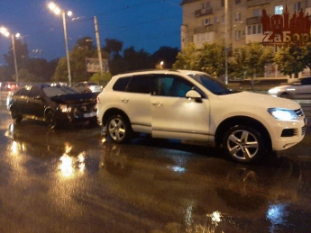 Дама в Запорожье устроила разборки водителю, который врезался в ее авто (видео 18+)