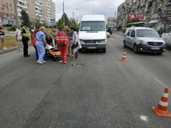 В Запорожье маршрутка сбила женщину на пешеходном переходе (фото)