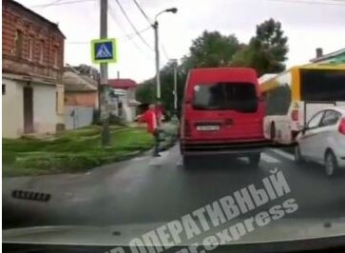 "Преступление и наказание": в Днепре пешеход ударил ногой микроавтобус, нарушивший ПДД (видео)