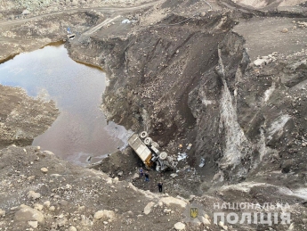 В Запорожье самосвал упал с 25-метровой высоты - водитель погиб на месте (фото)