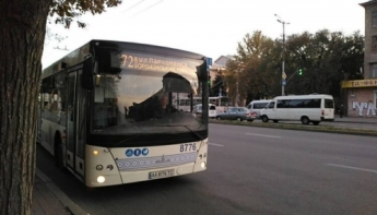 "Подайте, я из дурдома": в запорожском автобусе попрошайничала неадекватная женщина (ВИДЕО)