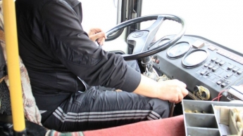 В Днепре водитель вышвырнул из маршрутки парня без маски (видео)