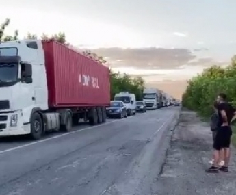 Пробка на 2,5 часа - в сети показали дорогу от Запорожья до Мелитополя (видео)