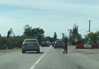 Перед въездом в Кирилловку на блокпосту авария - машины стоят в пробке (видео)