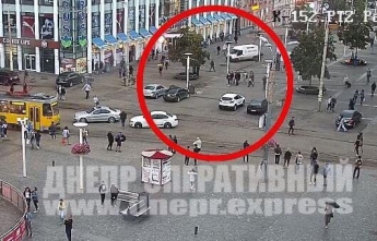 В Днепре водитель "Новой почты" разъезжал по Европейской площади: видео момента