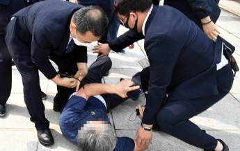 Житель Южной Кореи бросил ботинок в президента
