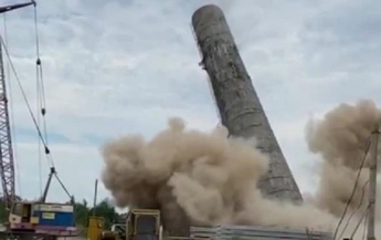 В Ужгороде на видео попало падение бетонной башни