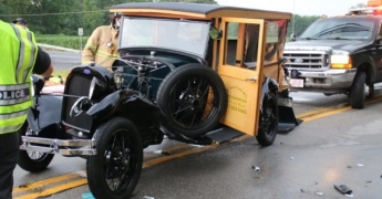 100-летнее авто разбило вдребезги новый BMW и осталось почти невредимым, фото