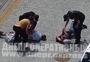 В Днепре возле автовокзала пьяный мужчина угрожал прохожему пистолетом: видео