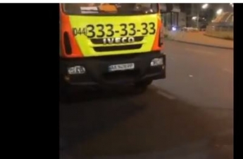 В центре Киева водитель эвакуатора открыл стрельбу: видео