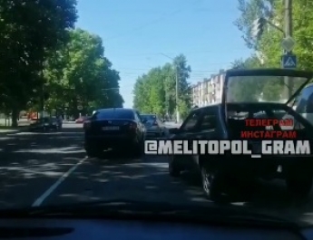 Парковка в два ряда - хаос возле рынка в Мелитополе показали в сети (видео)