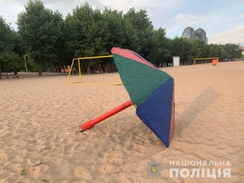 В Запорожье на пляже на ребенка упал навес: открыто уголовное производство (ФОТО)