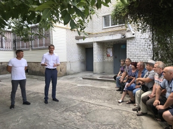 Иван Федоров выслушал наказы жителей дворов, которые не ремонтировали в Мелитополе 29 лет (видео)