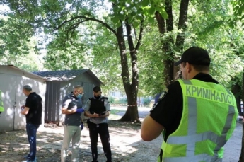 Завернутый в ковер и пакет: в Харькове возле гаражей нашли труп мужчины