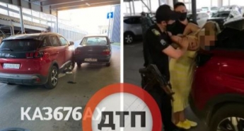 В Киеве пьяная женщина устроила эпичное ДТП и разделась перед полицией: фото и видео