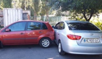 В Киеве водитель забыл за "ручник" и поплатился - все попало на фото